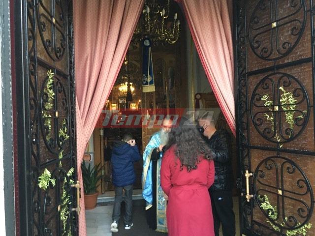 ΔΕΙΤΕ ΦΩΤΟ: Ιερέας σε εκκλησία της Πάτρας κοινωνούσε πιστούς στην πόρτα... για να μην μπουν μέσα