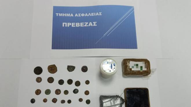 Αρχαία νομίσματα και ναρκωτικά: Τον "τσάκωσαν" πριν τα ρίξει στην αγορά - Στις έρευνες συμμετείχε και η δίωξη Ναρκωτικών Πάτρας