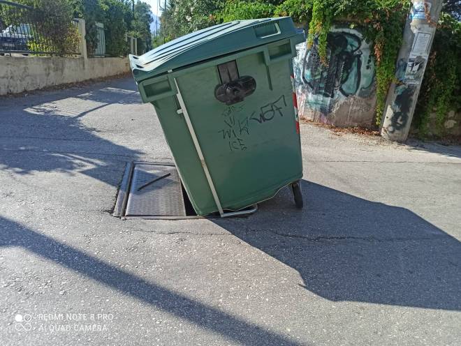 ΡΙΟ: Ο κάδος... κάλυψε την τρύπα! Με μία λωρίδα κυκλοφορίας κεντρική οδός