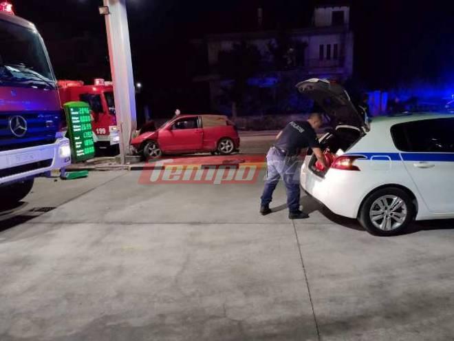 Δυτ. Ελλάδα: ΙΧ καρφώθηκε σε κολόνα βενζινάδικου - Δύο τραυματίες (ΦΩΤΟ)