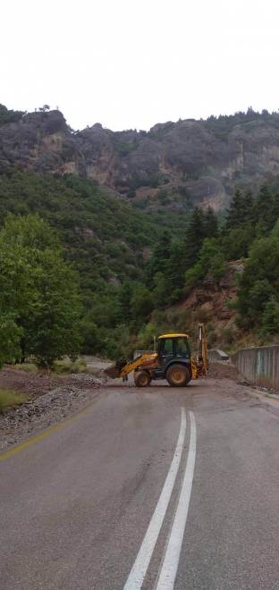 Κακοκαιρία: Κατολισθήσεις και εγκωβισμοί οχημάτων στα Καλάβρυτα-Μπονάνος: Κινητοποιηθήκαμε άμεσα ΦΩΤΟ