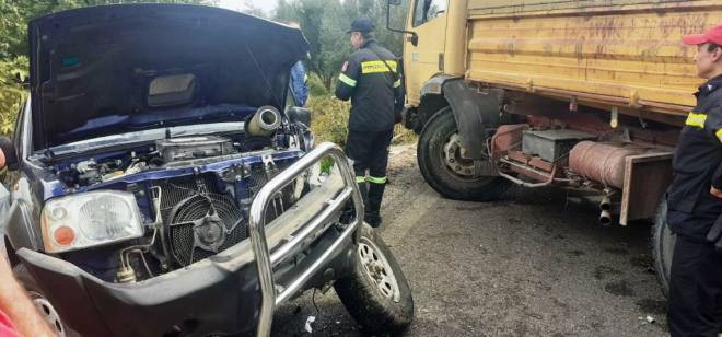 Δυτ. Ελλάδα: Σφοδρή σύγκρουση φορτηγού με αγροτικό στην  Αιτωλοακαρνανία- Το ένα όχημα «κρέμονταν» σε γεφυράκι! (ΦΩΤΟ)