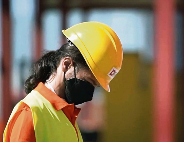 Νέα ζωή στην Αθήνα για τον Θύμιο Μπουγά, τον άνθρωπο με την μάσκα - Εργάζεται στο λιμάνι - ΦΩΤΟ