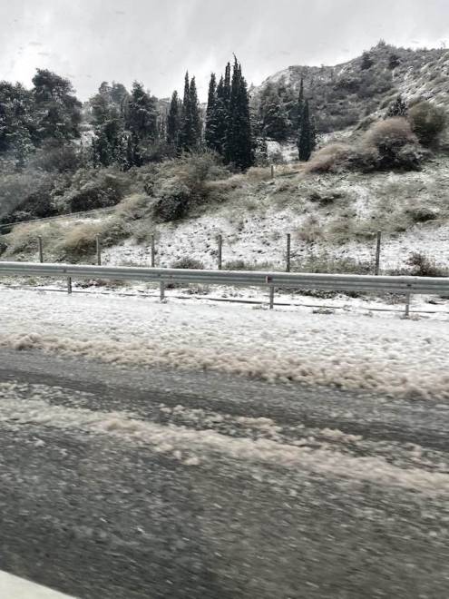 AXAΪΑ: Χιόνια στην Ακράτα - Με προσοχή η κυκλοφορία στην Ολυμπία Οδό - ΦΩΤΟ