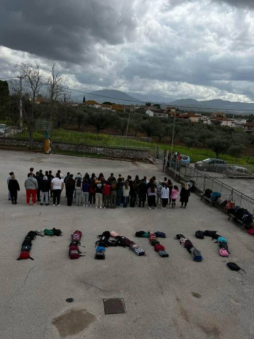 Αχαΐα: Το μήνυμα των μαθητών των Λουσικών για την τραγωδία στα Τέμπη