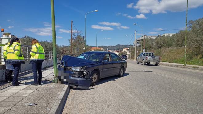 Αυτοκίνητο "καρφώθηκε" σε κολώνα - ΦΩΤΟ