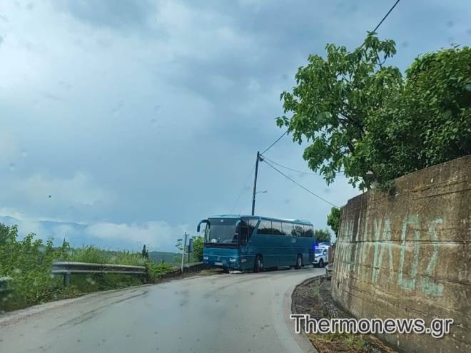 Δυτική Ελλάδα: Λεωφορείο συγκρούστηκε με ΙΧ - Μία τραυματίας (ΦΩΤΟ)