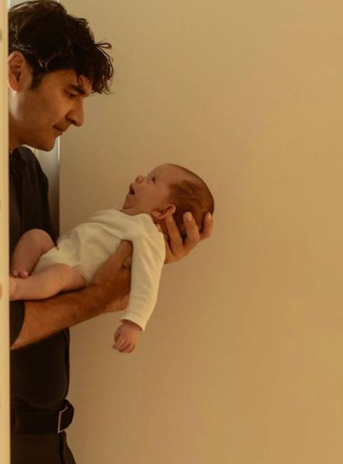 «Maestro»: Ο Χριστόφορος Παπακαλιάτης μας συστήνει το τηλεοπτικό του μωρό