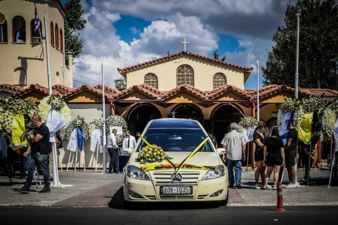 Σκηνές αρχαίας τραγωδίας στην κηδεία του 29χρονου Μιχάλη - Φώτο