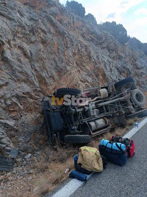 Ιτέα: Σοκαριστικό τροχαίο με πυροσβέστες από τον Πύργο - Έπεσαν με όχημα σε βράχια, δύο τραυματίες! (ΦΩΤΟ