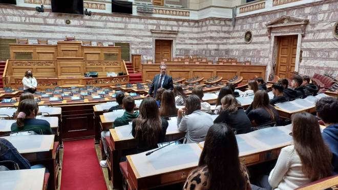 Ο Ανδρέας Παναγιωτόπουλος βρέθηκε στη Βουλή με μαθητές από το Ρίο