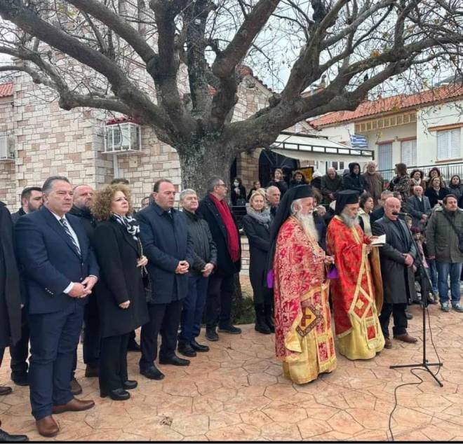 Ο Κώστας Σβόλης στο μνημόσυνο για τους πεσόντες του ολοκαυτώματος από τα Γερμανικά στρατεύματα κατοχής στα Σελλά