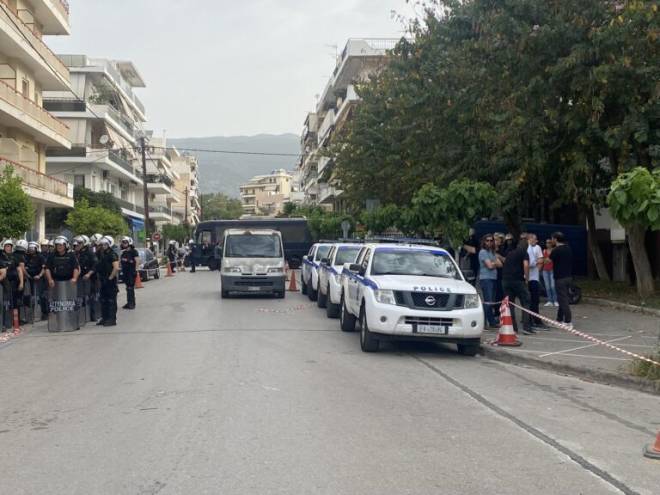 Καλαμάτα: Μεγάλη ένταση έξω απο τα δικαστήρια στη δίκη για το ναυάγιο της Πύλου - Δύο τραυματίες - ΒΙΝΤΕΟ