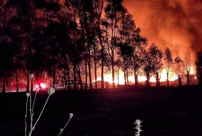 ΑΧΑΪΑ: Νέες εικόνες! Καίει ακόμη η φωτιά στην ΠΑΒΙΠΛΑΣΤ στο Γομοστό