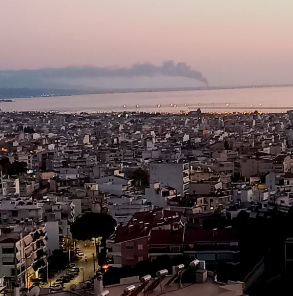 Φωτιά στο Γομοστό: Ο καπνός όπως φαίνεται από την Πάτρα! (ΦΩΤΟ)