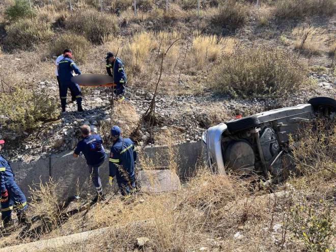 Βγήκε από το δρόμο και "τούμπαρε" ΙΧ στην Ιονία οδό! Δραματικές ώρες για να σώσουν γυναίκα - ΦΩΤΟ