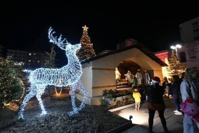 Πάτρα: "Ντύθηκε" στα γιορτινά η πλ. Γεωργίου - Άναψε ο Χριστουγεννιάτικος στολισμός - ΦΩΤΟ