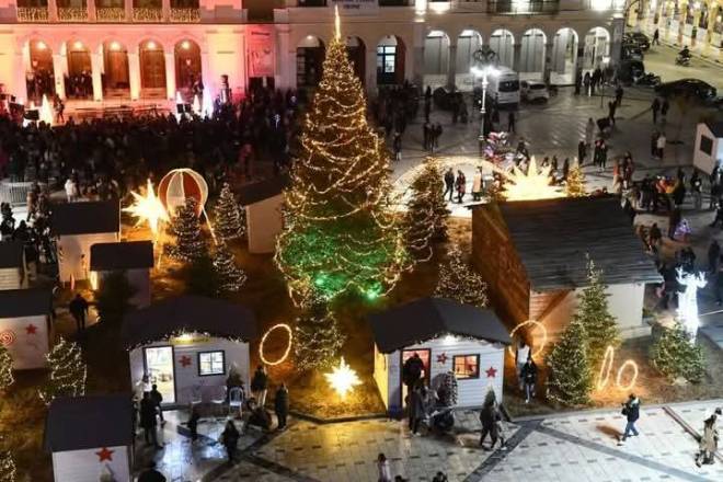 Πάτρα: "Ντύθηκε" στα γιορτινά η πλ. Γεωργίου - Άναψε ο Χριστουγεννιάτικος στολισμός - ΦΩΤΟ