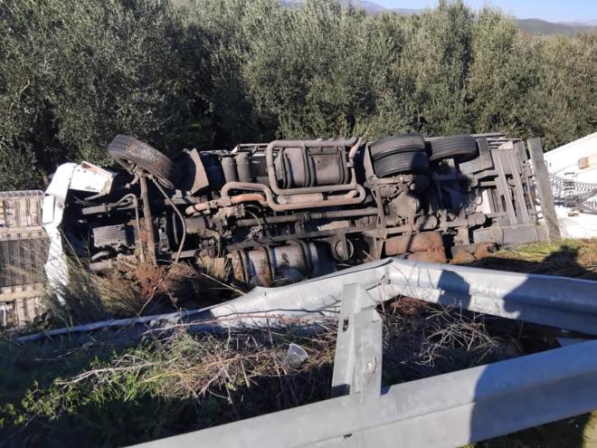 Νταλίκα τούμπαρε σε στροφή-καρμανιόλα (ΦΩΤΟ)