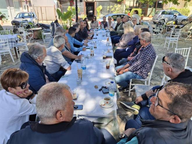 Κώστας Σβόλης: Συζήτηση με τους κατοίκους του Μιντιλογλίου ΦΩΤΟ