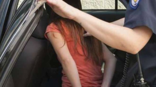 ΑποτÎλεσμα εικόνας για ΣÏλληψη 13χÏονης για παÏάνομο υπαίθÏιο εμπόÏιο