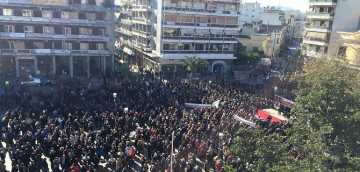 ΦΩΤΟΡΕΠΟΡΤΑΖ - Αγρίνιο: Παλμός και μεγάλη συμμετοχή στο Παναιτωλοακαρνανικό συλλαλητήριο στην πλατεία Δημοκρατίας