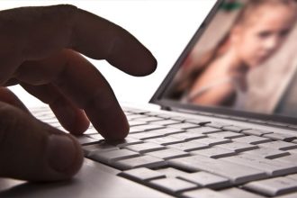 Τον έπιασαν επ' αυτοφώρω να κατεβάζει υλικό παιδικής πορνογραφίας