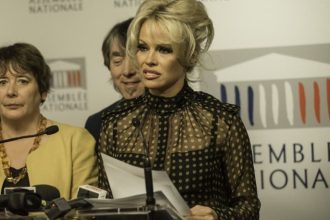 Το περιμένατε; Η Πάμελα Άντερσον στη γαλλική εθνοσυνέλευση
