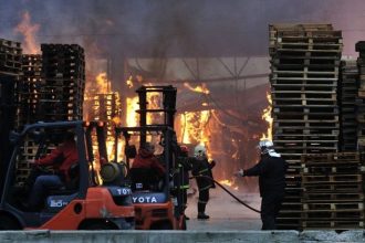Περιορίστηκε η έκταση της φωτιάς στο εργοστάσιο χαρτιού