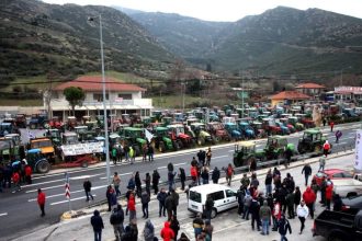Διέκοψαν την κυκλοφορία στα Τέμπη ..τα τρακτέρ