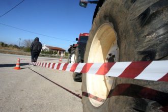 Κλειστή κρατούν οι αγρότες τη Νέα Εθνική Οδό Πατρών - Κορίνθου στα διόδια του Ισθμού