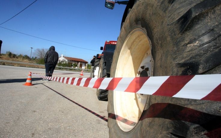 Κλειστή κρατούν οι αγρότες τη Νέα Εθνική Οδό Πατρών - Κορίνθου στα διόδια του Ισθμού