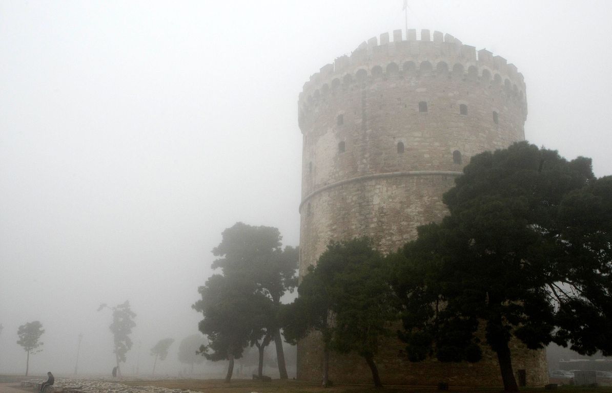 Πνίγηκε στην ομίχλη η Θεσσαλονίκη - Προβλήματα στο αεροδρόμιο
