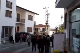 Συγκεντρώνεται κόσμος έξω από το σπίτι του συζυγοκτόνου – ΔΕΙΤΕ ΒΙΝΤΕΟ
