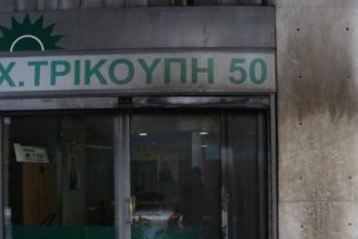 Επίθεση με μολότοφ στα γραφεία του ΠΑΣΟΚ - Από πέντε κουκουλοφόρους