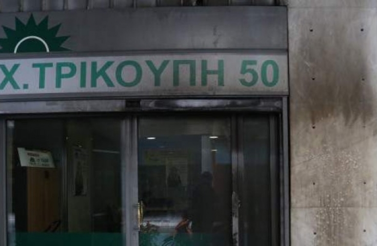 Επίθεση με μολότοφ στα γραφεία του ΠΑΣΟΚ - Από πέντε κουκουλοφόρους