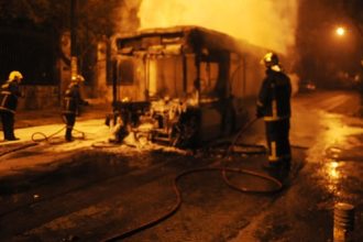 Κουκουλοφόροι έριξαν μολότοφ σε τρόλεϊ στα Εξάρχεια