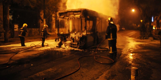 Κουκουλοφόροι έριξαν μολότοφ σε τρόλεϊ στα Εξάρχεια