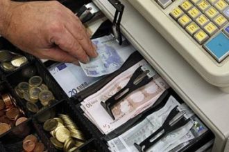 "Μπούκαραν" σε ψιλικατζίδικο και άδειασαν την ταμειακή μηχανή!