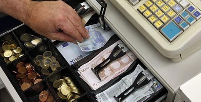 "Μπούκαραν" σε ψιλικατζίδικο και άδειασαν την ταμειακή μηχανή!