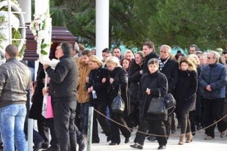 Θλίψη, οργή και θρήνος στο τελευταίο αντίο της Ανθής Λινάρδου - ΔΕΙΤΕ ΦΩΤΟΓΡΑΦΙΕΣ και ΒΙΝΤΕΟ