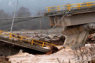 Φωτογραφίες και βίντεο από τη γέφυρα που κατέρρευσε στην Καλαμπάκα