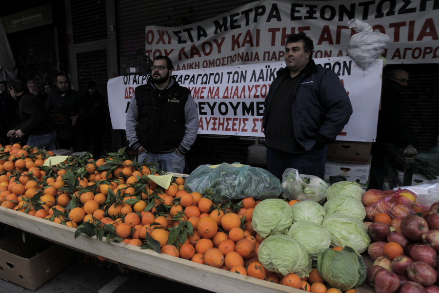 "Έστησαν" λαϊκή αγορά... έξω από το υπουργείο Εργασίας - ΒΙΝΤΕΟ