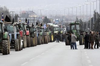 Συνεχίζονται οι αποκλεισμοί δρόμων στα "μπλόκα" της Δυτικής Ελλάδας - Αντιδράσεις για το ραντεβού των αγροτών από την Αχαΐα με τον Α. Τσίπρα