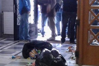 Πύργος: Μαθητές κατέλαβαν το Δημαρχείο - Πέταξαν σακούλες με σκουπίδια στην είσοδο - ΦΩΤΟΓΡΑΦΙΕΣ