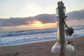 Απίστευτη ιστορία: Ξεβράστηκε μπουκάλι με γράμμα στην Κουρούτα! Ποιοι το είχαν γράψει και πότε; ΔΕΙΤΕ ΦΩΤΟΓΡΑΦΙΕΣ