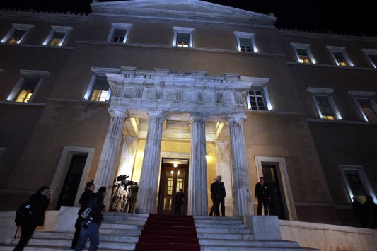 Με 153 η κυβέρνηση ξεπερνά... το ΕΣΡ για τις τηλεοπτικές άδειες