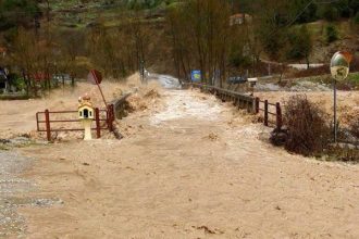 Αμφιλοχία: Εγκλωβίστηκαν βοσκοί όταν "φούσκωσε" ο ποταμός Ίναχος