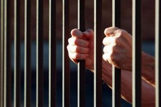 Αχαΐα: Κρατούμενος αποπειράθηκε να κρεμαστεί μέσα στα κρατητήρια - Έφτιαξε βρόγχο με την μπλούζα του