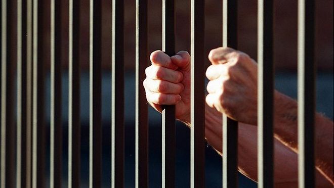 Αχαΐα: Κρατούμενος αποπειράθηκε να κρεμαστεί μέσα στα κρατητήρια - Έφτιαξε βρόγχο με την μπλούζα του